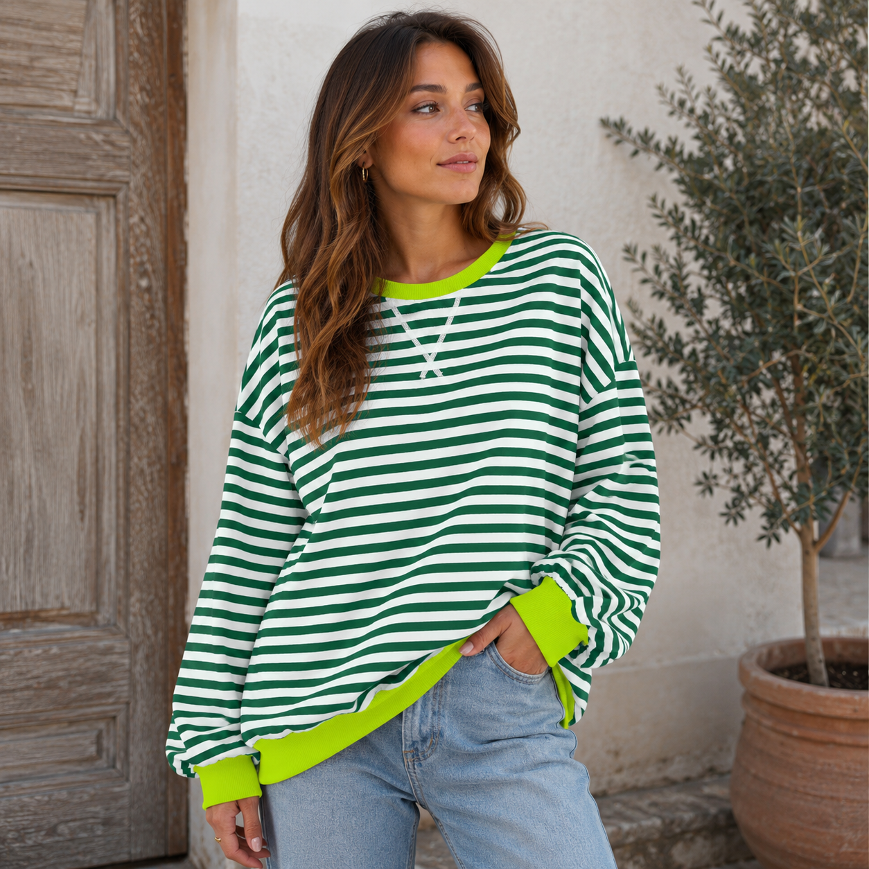 Striped oversized women's sweatshirt with contrast-colored cuffs and hem, long sleeves and relaxed fit