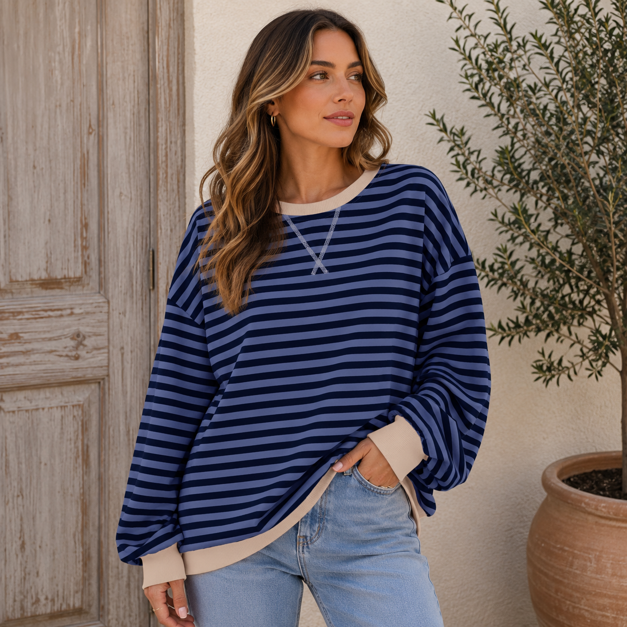 Women's relaxed-fit striped sweatshirt with contrast cuffs and hem, long sleeves and round neck