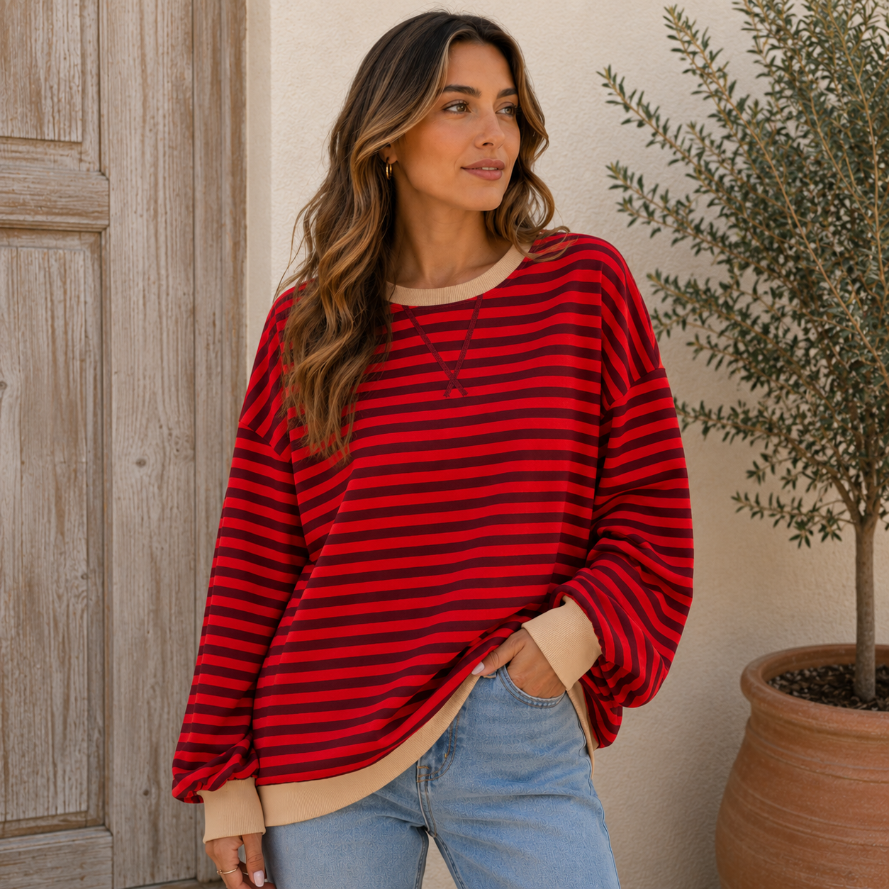 Women's oversized sweatshirt with stripe pattern and contrast cuffs, relaxed fit and round neckline