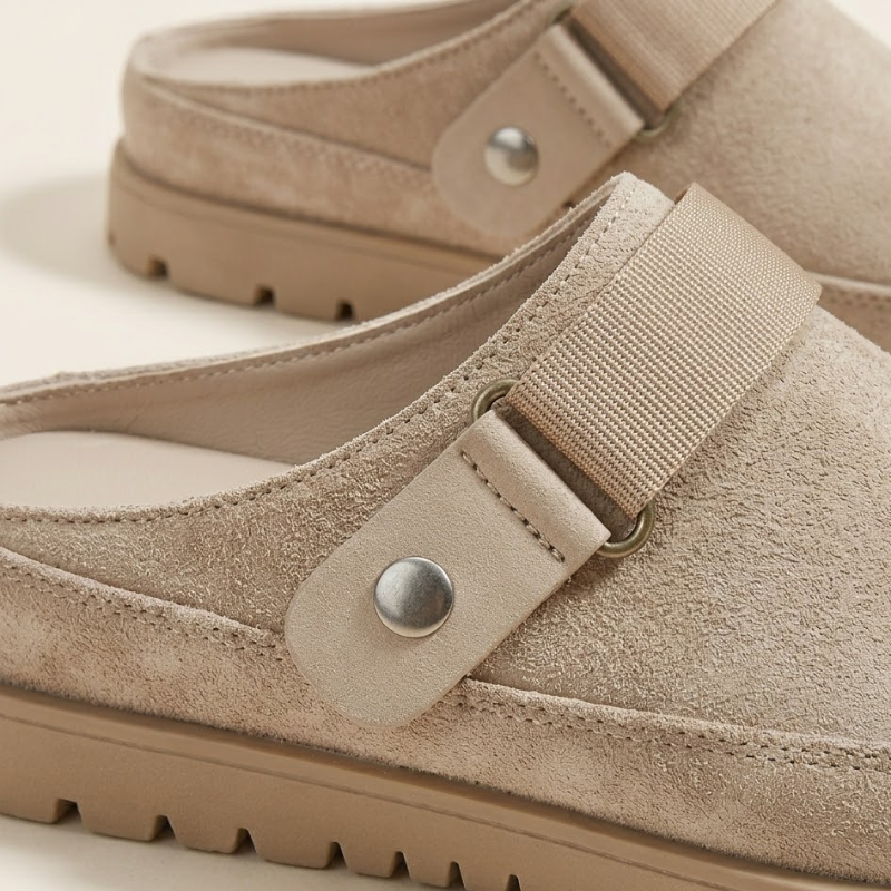 Men's closed-toe slip-on slippers with patterned rubber outsole