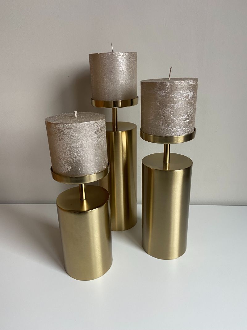 Elegant Gyllene Ljusstake i Tre Storlekar – Tidlös Ljushållare för Klassisk och Modern Inredning