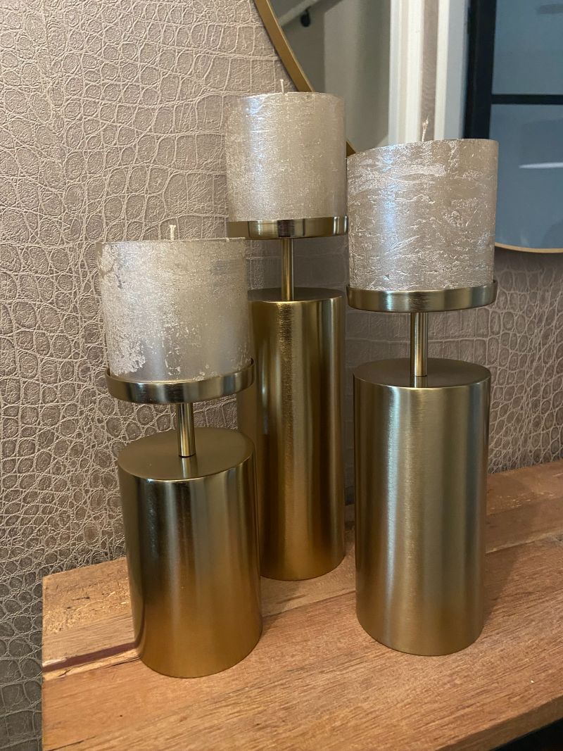 Elegant Gyllene Ljusstake i Tre Storlekar – Tidlös Ljushållare för Klassisk och Modern Inredning