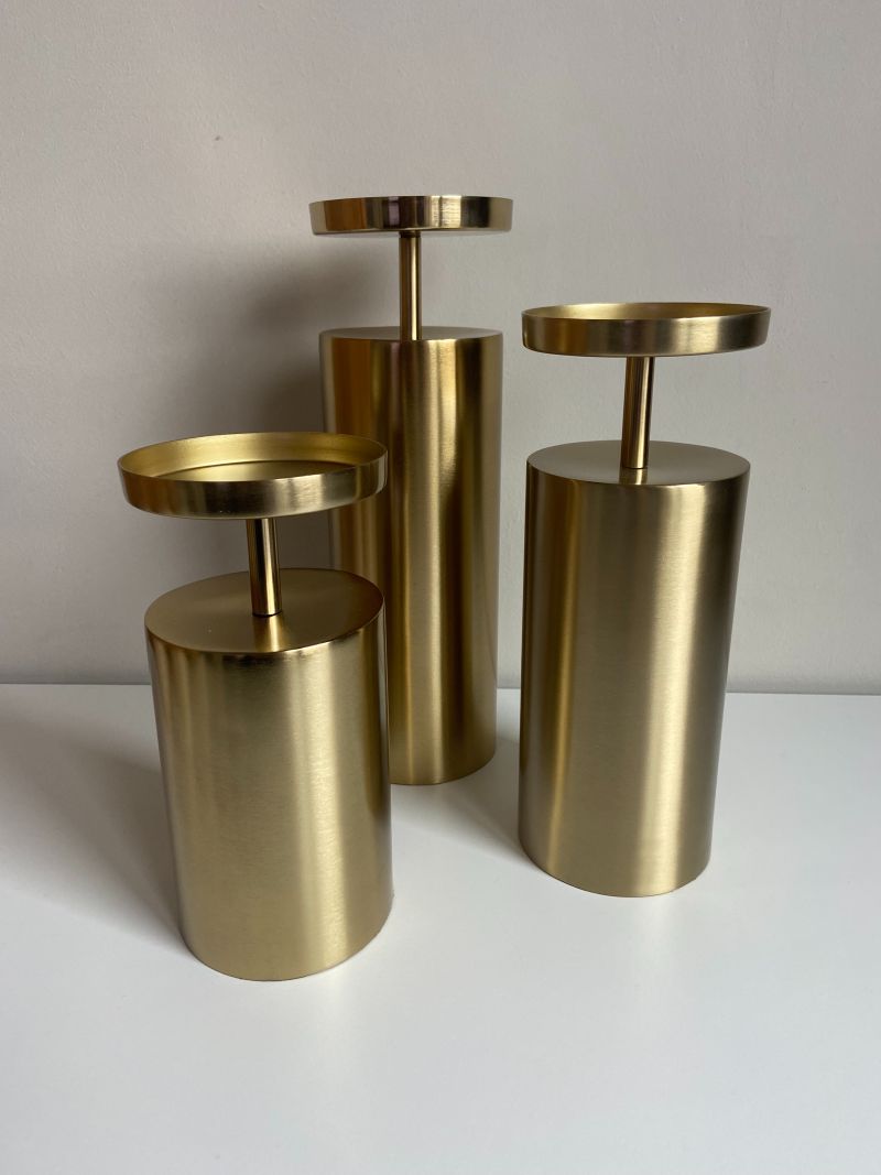 Elegant Gyllene Ljusstake i Tre Storlekar – Tidlös Ljushållare för Klassisk och Modern Inredning