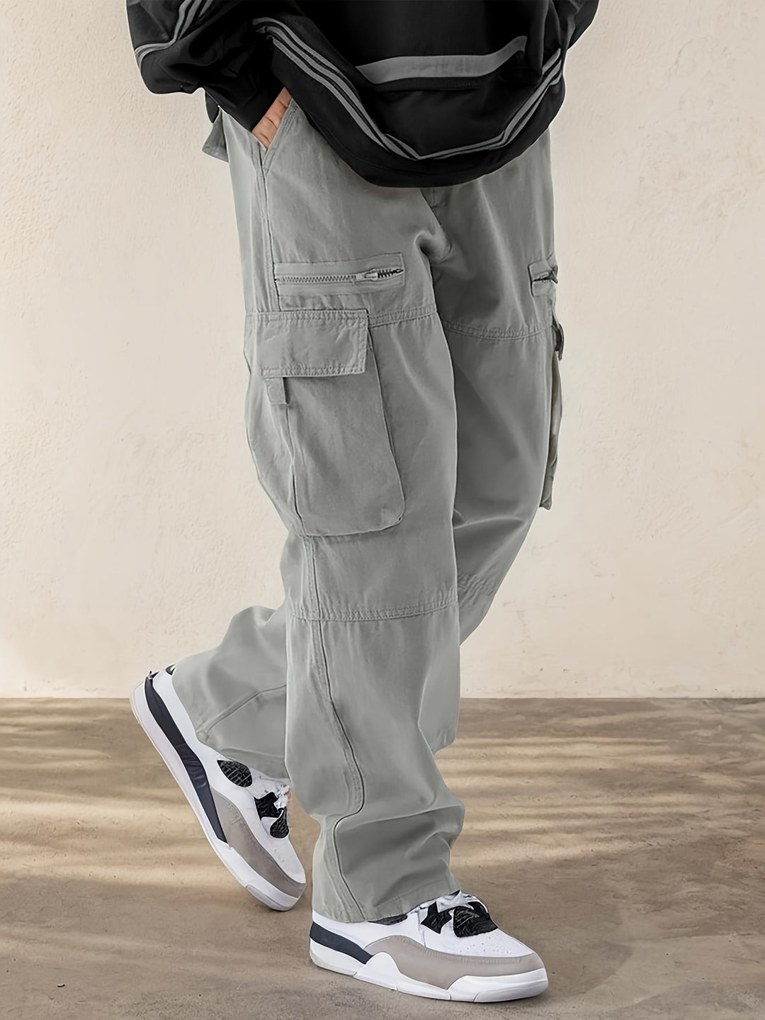 Structured men's cargo trousers in cotton-blend fabric with cargo flap pockets and button-zip closure