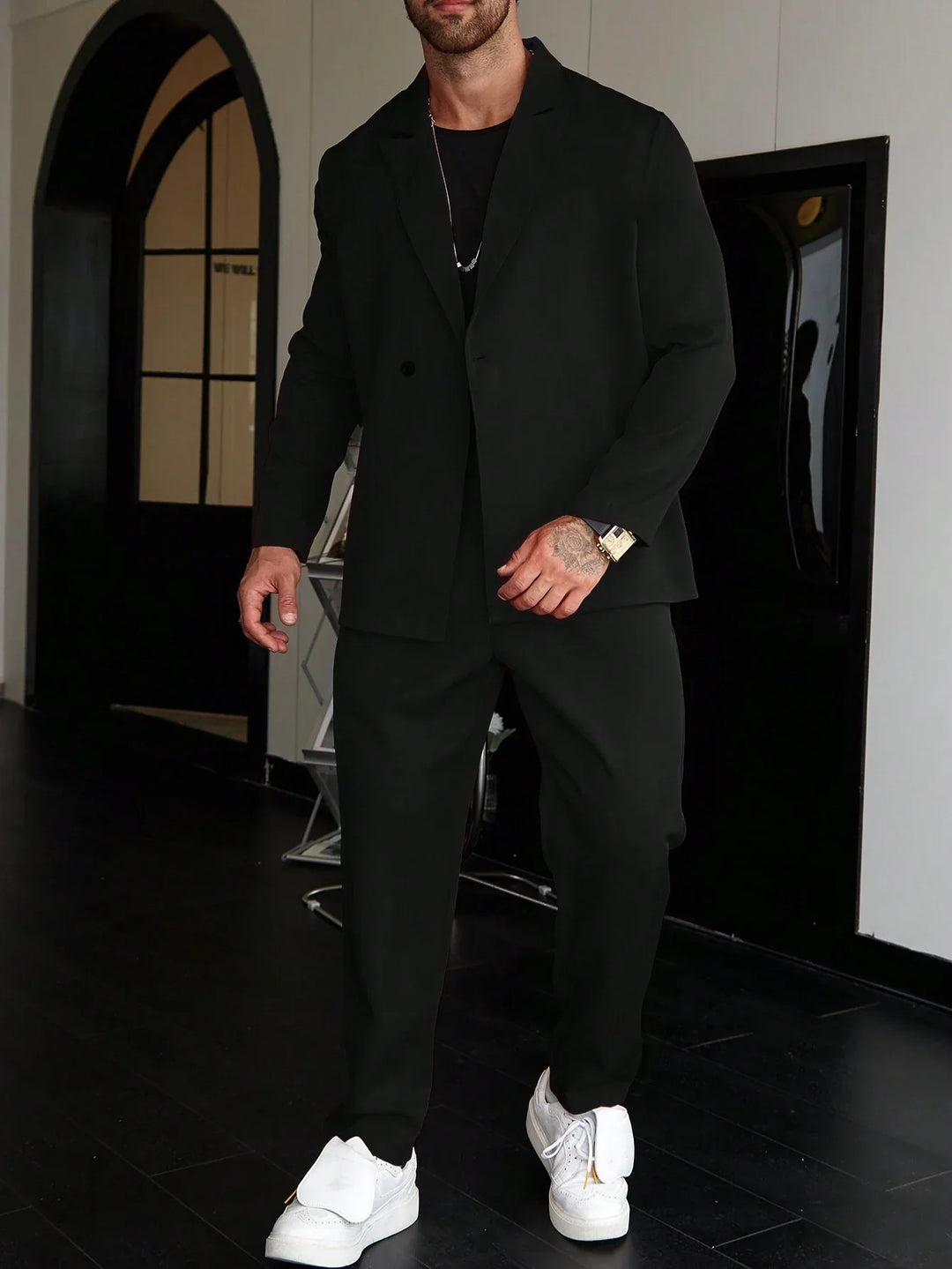 Men's two-piece tailored set with single-breasted blazer and straight-cut trousers in structured woven fabric