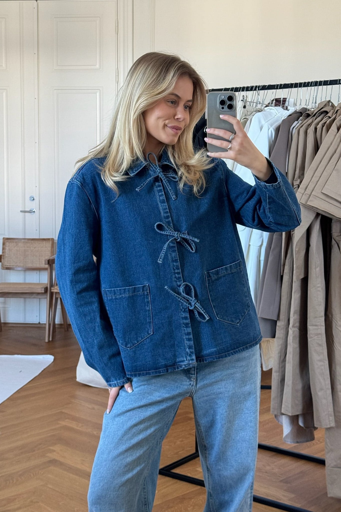 Relaxed-fit denim jacket with tie-detail and long sleeves for women