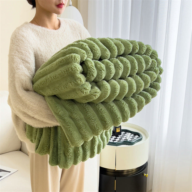 Plush throw blanket with thick ribbed texture for home décor