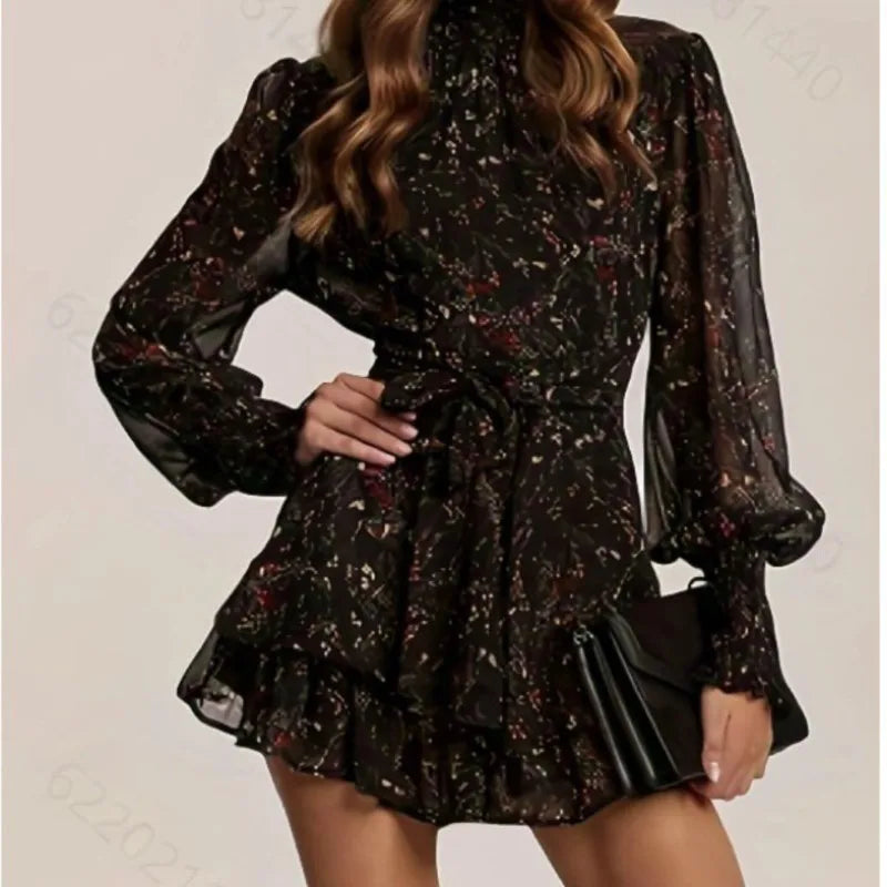 Transparent klänning med hög krage, långa ärmar och volangnederkant för dam