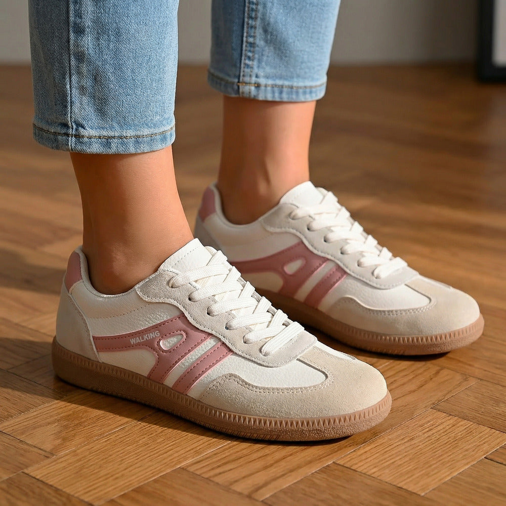 Stickad tröja med avslappnad passform och rund halsringning för dam