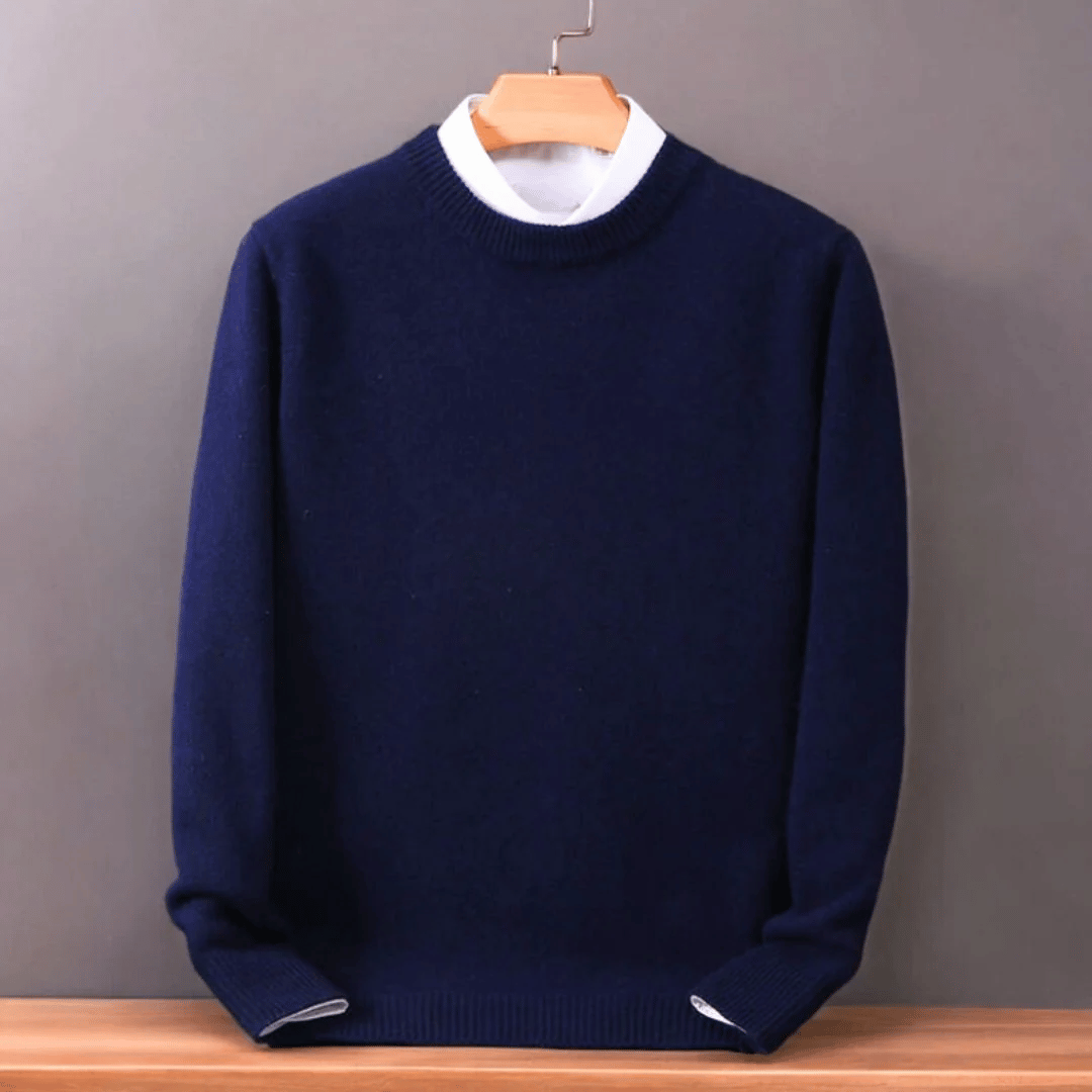 Round neck men's knitted sweater with straight fit, layering-ready everyday style