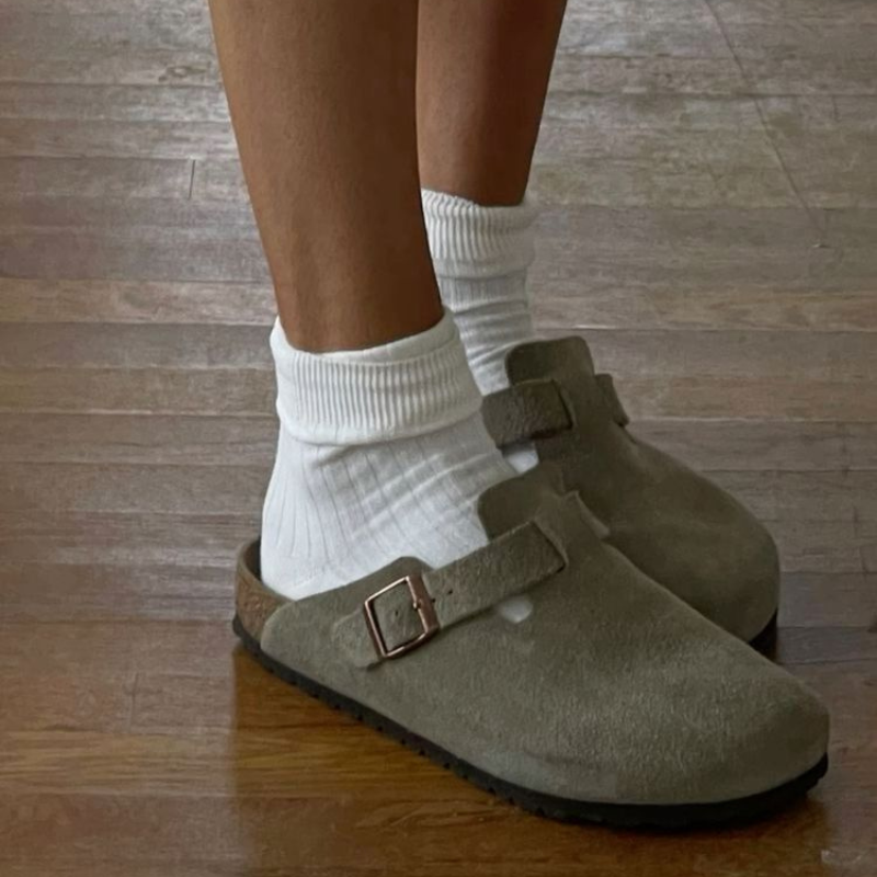 Men's suede slippers with metal buckle and molded base, suitable for indoor and short outdoor use
