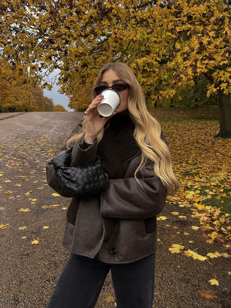 Dam i shearlingjacka med avslappnad passform