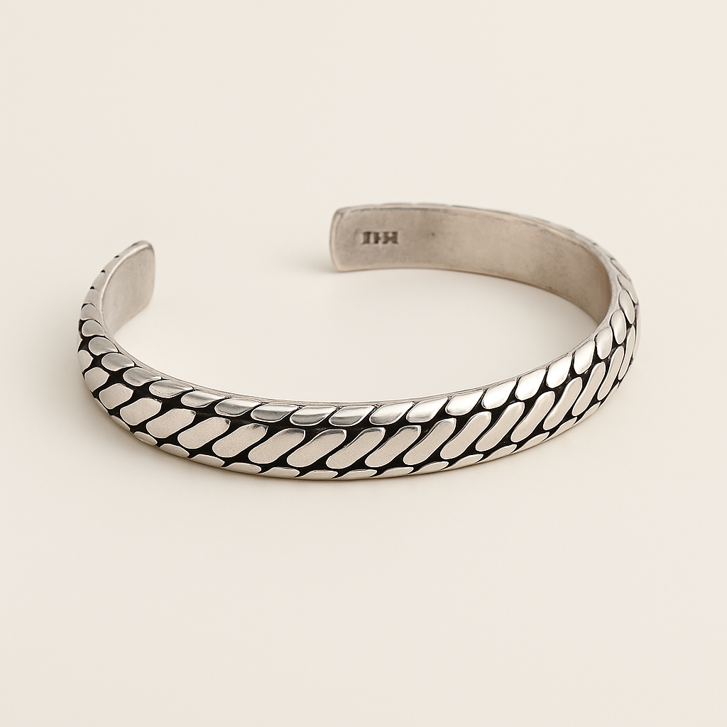 Öppet armband med slät yta och modern passform