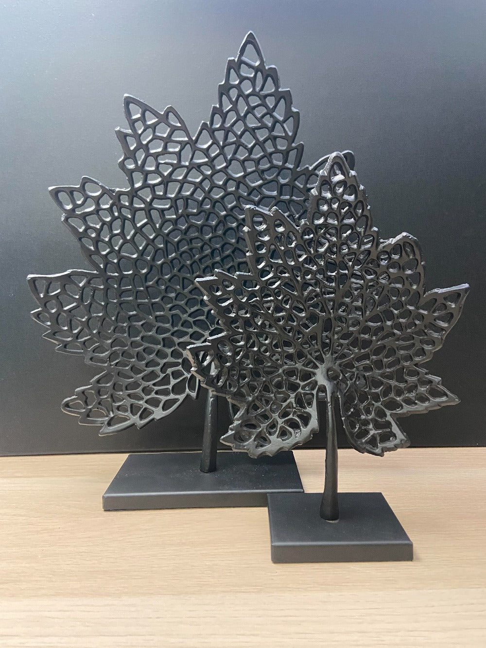 Svart Aluminium Prydnadsblad – Små 30x22 cm och Stora 42,5x36 cm, Modern Design för Inredning