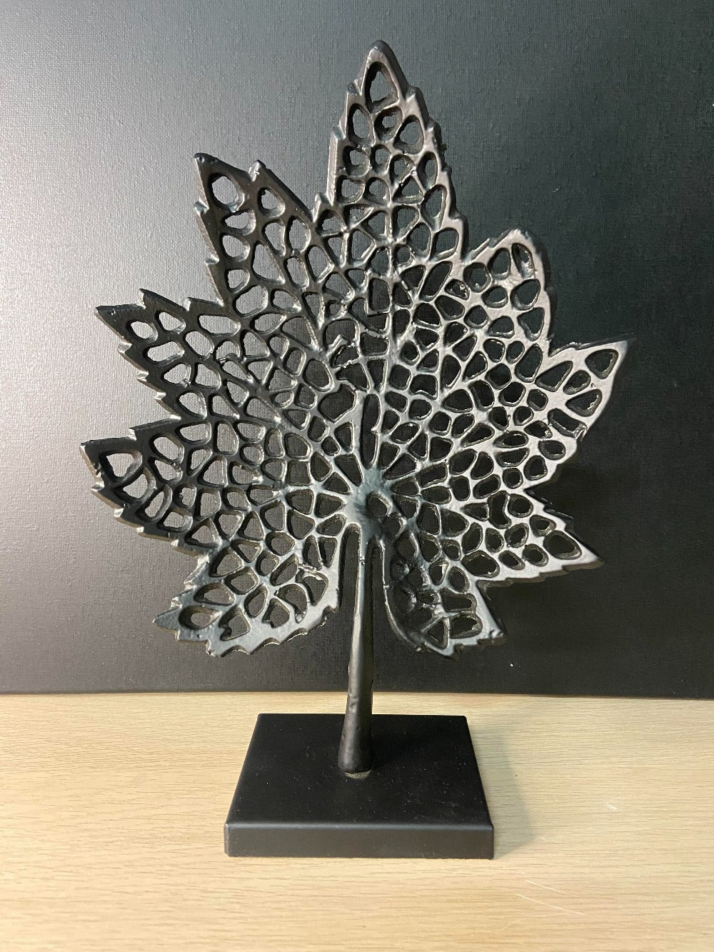 Svart Aluminium Prydnadsblad – Små 30x22 cm och Stora 42,5x36 cm, Modern Design för Inredning