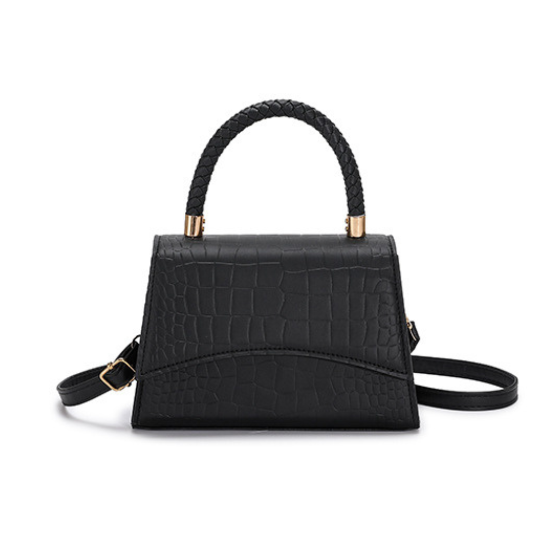 Handväska med strukturerad yta och axelrem i sidovy