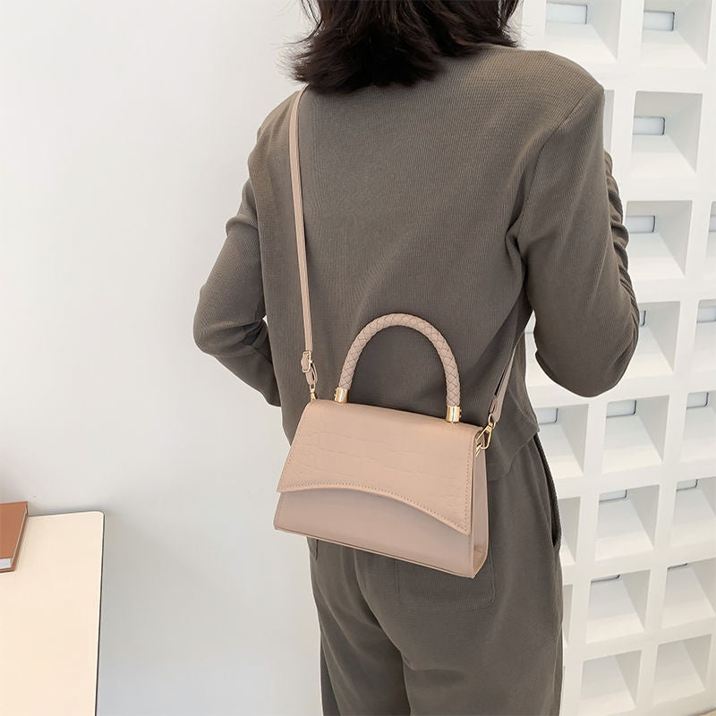 Women's structured handbag in croc-embossed faux leather for everyday use