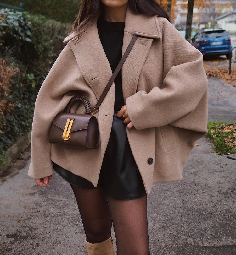 Kort kappa i ullblandning med bred krage och lös passform