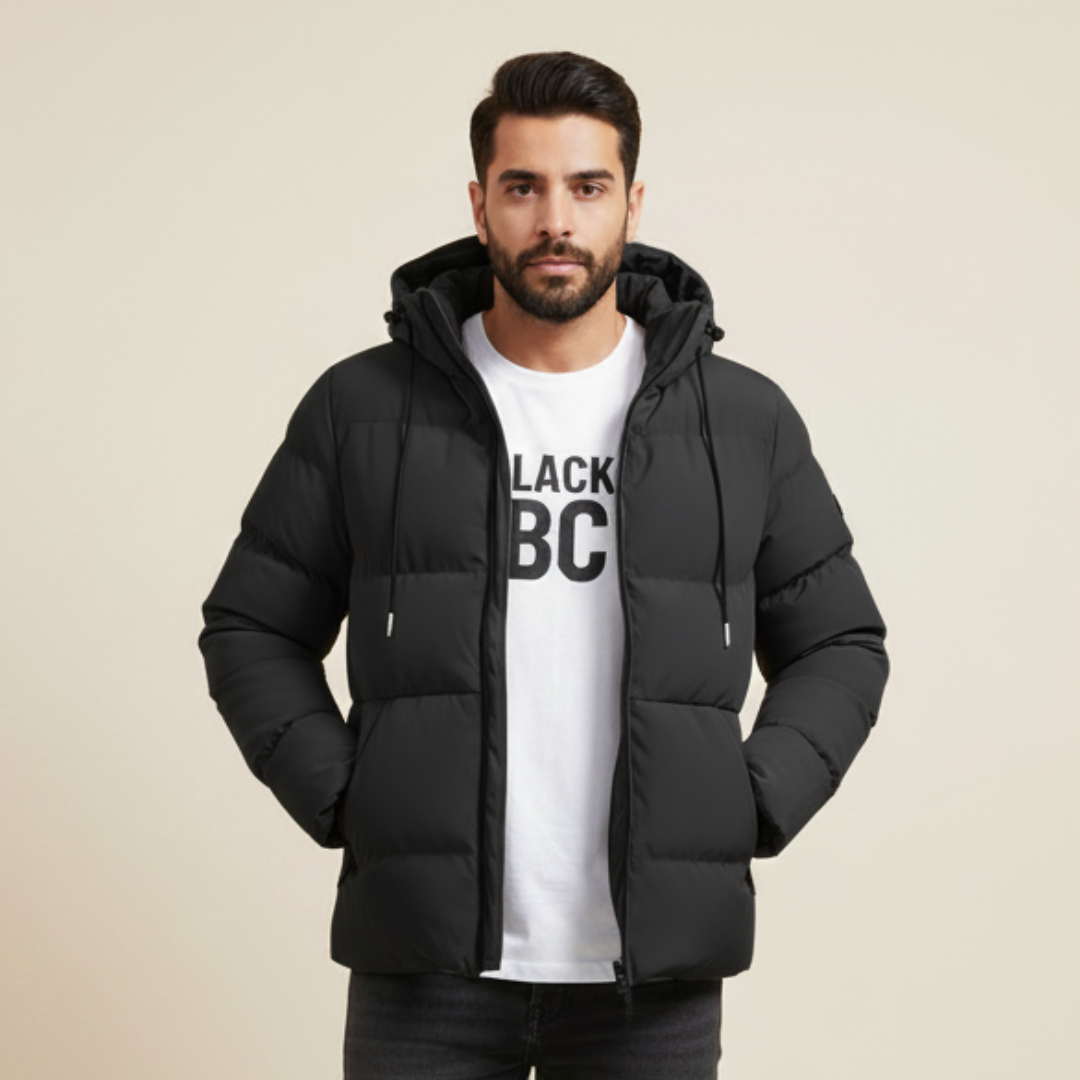 Vadderad jacka med fleecefoder och huva bakifrån